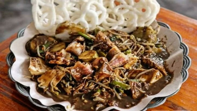 Rujak Cingur: Rahasia Kuliner Ikonik Jawa Timur yang Menggoda Lidah Rujak Cingur: Rahasia Kuliner Ikonik Jawa Timur yang Menggoda Lidah